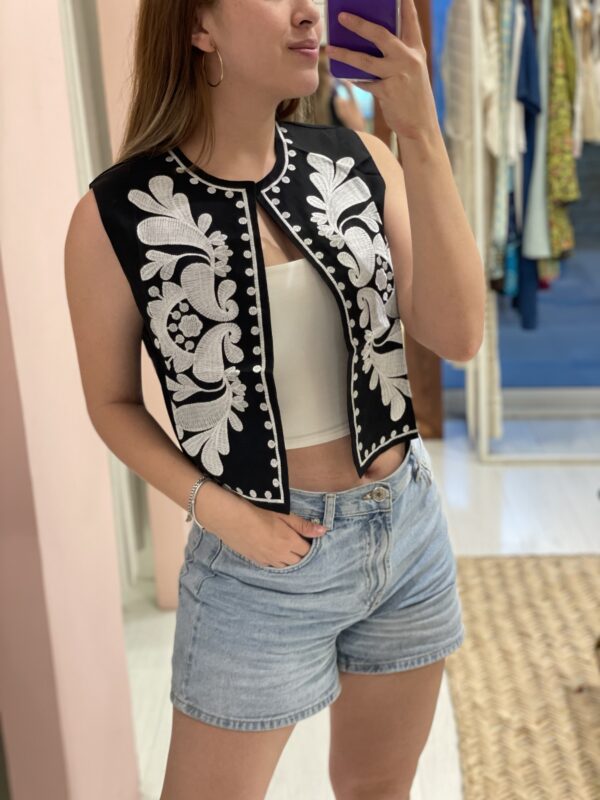 Chaleco Boho Bordado Black & White - Imagen 2